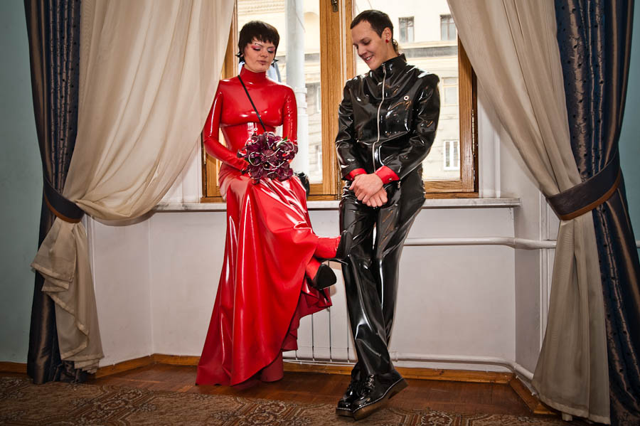 http://www.mjtrends.com/blog/wp-content/uploads/2011/06/wedding-couple-in-latex.jpg